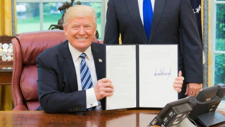 Trump adelantó las condiciones del acuerdo con Irán antes de entrar a la Sala de Crisis para tomar una decisión final 6 Trump adelantó las condiciones del acuerdo con Irán antes de entrar a la Sala de Crisis para tomar una decisión final