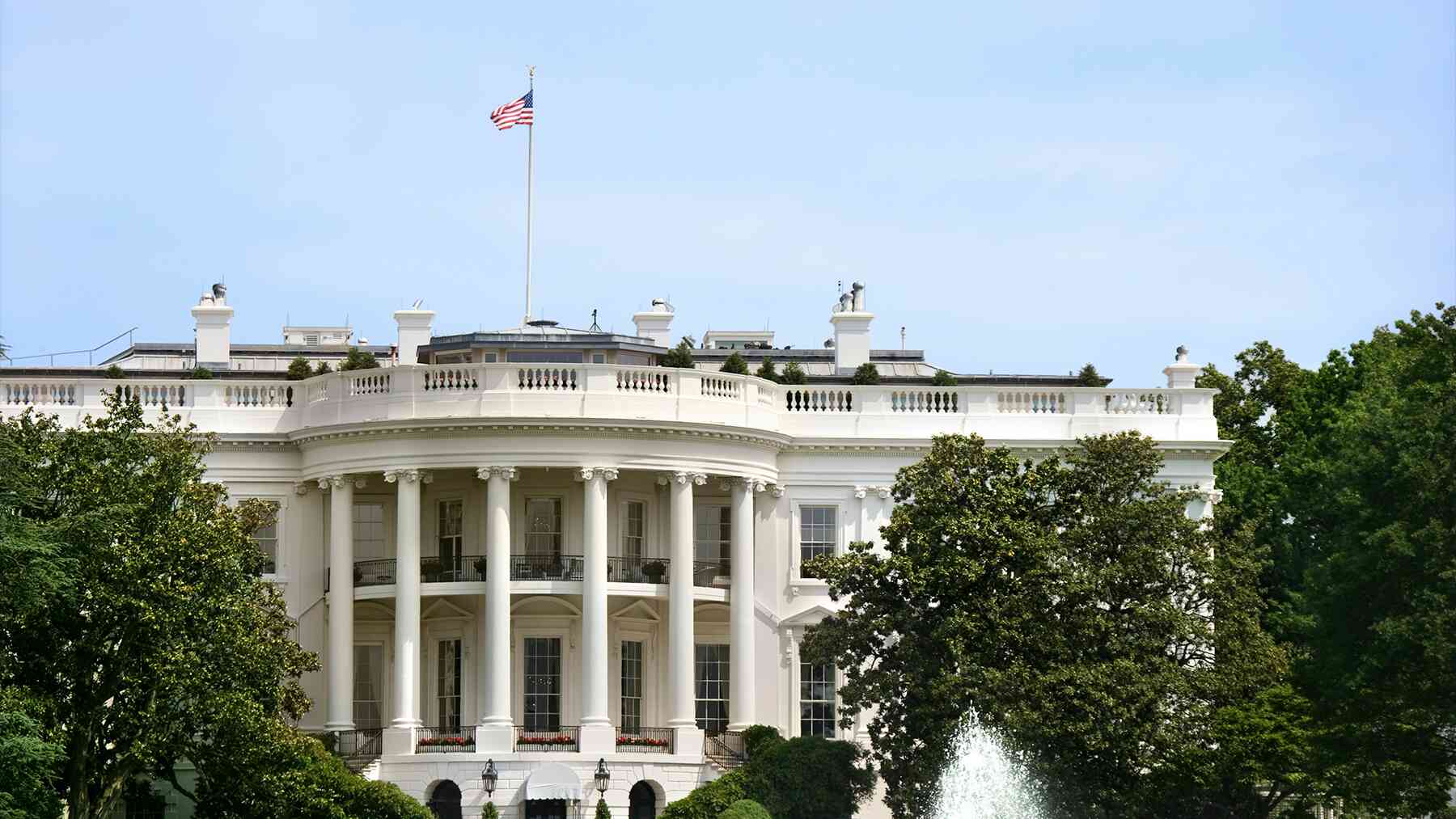 Trump iba a cobrar una tarifa de US$100 000 a trabajadores H-1B y les cerraba la puerta a miles de extranjeros, pero un juez hizo lo correcto