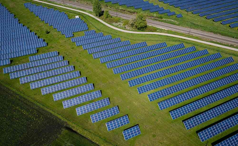 Decenas de miles de paneles son desechados cada año y la industria necesita algo más que buenas intenciones, o la solución climática podría convertirse en un desastre medioambiental 2 paneles solares