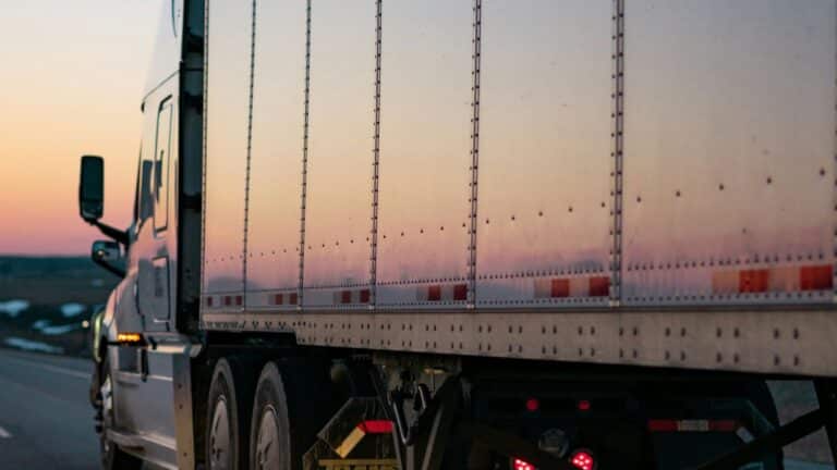 El USDOT y el DHS trabajan en conjunto para revocar visas a choferes mexicanos que cargan mercancía ilegalmente 7 El USDOT y el DHS trabajan en conjunto para revocar visas a choferes mexicanos que cargan mercancía ilegalmente