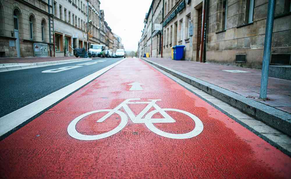 Vehículos equipados con IA y cámaras recorren calles de California buscando autos mal estacionados y empezarán emitir multas de hasta US$150 2 bicicletas