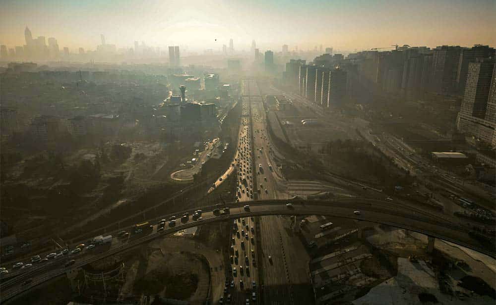 Investigadores descubren que si los conductores respetasen los límites de velocidad en EE. UU., podrían ahorrar 6,7 millones de galones de combustible al día y reducir la contaminación 2 autos-contaminación