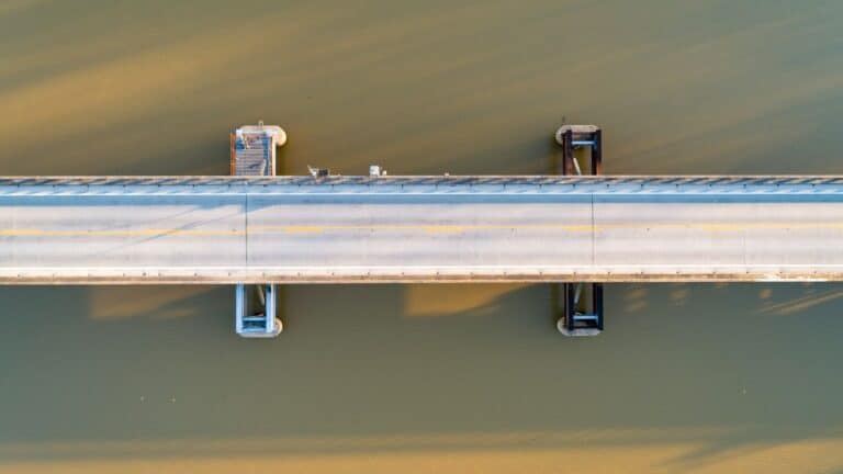 El puente de Uvalde en Texas cede ante la fuerza del agua en medio de las inundaciones 5 El puente de Uvalde en Texas cede ante la fuerza del agua en medio de las inundaciones