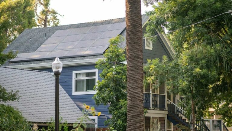California supera sus propios récords de energía solar y de almacenamiento en baterías