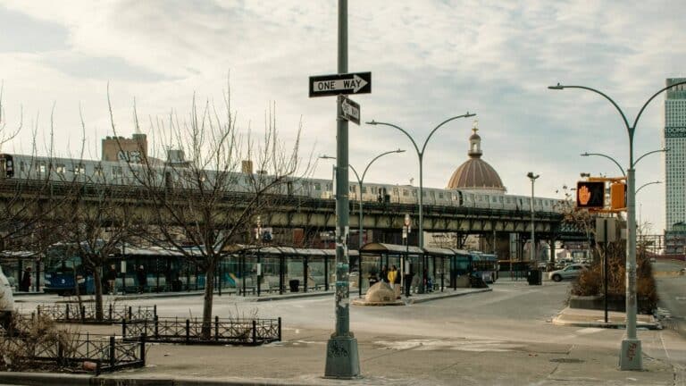 La Ciudad de Nueva York prioriza el transporte público frente a coches y camiones en Brooklyn y Queens 7 La Ciudad de Nueva York prioriza el transporte público frente a coches y camiones en Brooklyn y Queens