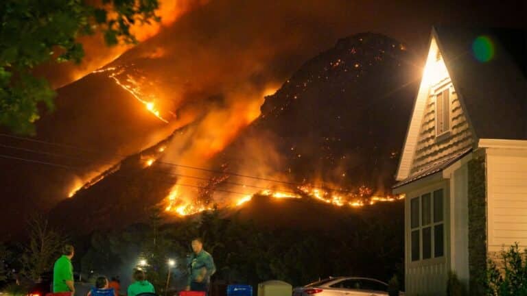 Estados Unidos vive su peor temporada de incendios en años y el humo llega al Ártico 10 Estados Unidos vive su peor temporada de incendios en años y el humo llega al Ártico