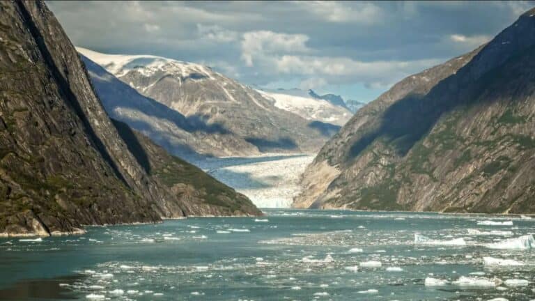 El deslizamiento de unos 84 millones de yardas cúbicas de roca en Alaska provocó un tsunami que alcanzó 1580 pies, el segundo mayor registrado 3 El deslizamiento de unos 84 millones de yardas cúbicas de roca en Alaska provocó un tsunami que alcanzó 1580 pies, el segundo mayor registrado