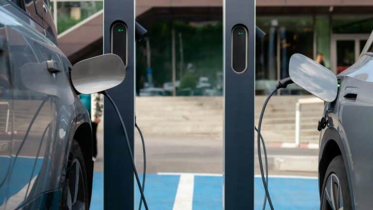 ChargePoint y Eaton presentan una solución integral de recarga ultrarrápida que permite alimentar hasta cuatro vehículos en simultáneo