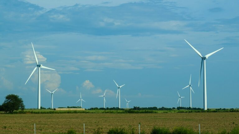 La IRENA estima en US$10,3 billones anuales el capital necesario para acelerar la electrificación y la expansión de las energías renovables 2 La IRENA estima en US$10,3 billones anuales el capital necesario para acelerar la electrificación y la expansión de las energías renovables