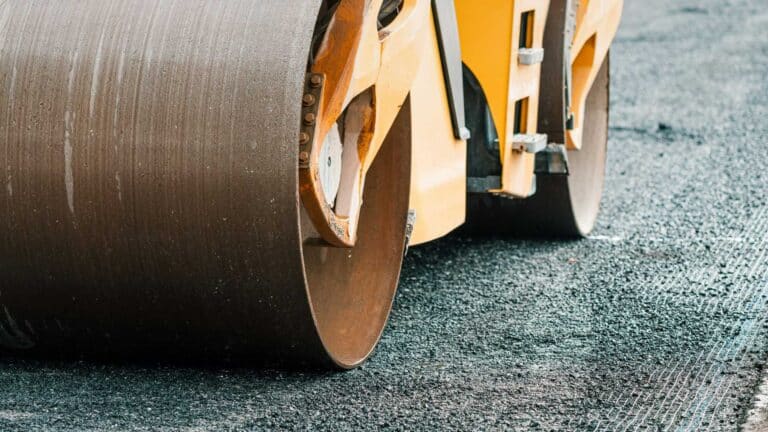Pruebas demostraron que el asfalto mezclado con plástico reciclado resiste mejor el desgaste y libera menos partículas contaminantes