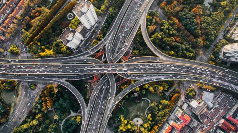 El Grupo del Banco Mundial combina IA y tecnología satelital para rastrear la congestión del tránsito en pasos fronterizos