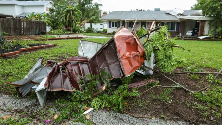 Equipos de emergencia de Florida avanzan en los operativos de reconexión eléctrica y despeje de calles tras el paso del huracán Isaías 3 Equipos de emergencia de Florida avanzan en los operativos de reconexión eléctrica y despeje de calles tras el paso del huracán Isaías