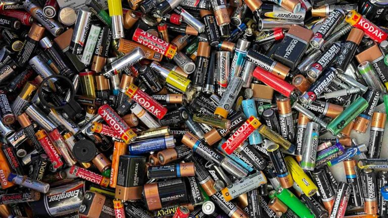 La OMS advierte que el reciclaje informal de baterías contamina el suelo y amenaza a la infancia