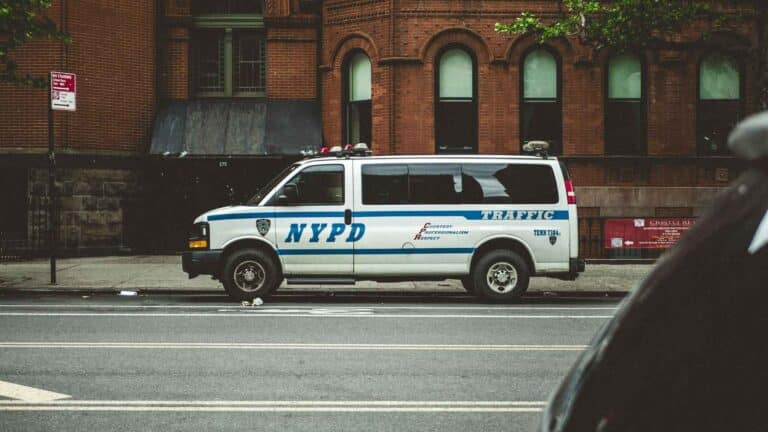 Nueva York planifica instalar dispositivos de control de velocidad en vehículos estatales para reforzar la seguridad vial local