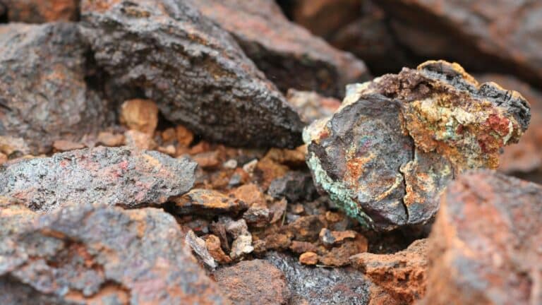La AIE propone una prima de seguridad mineral para mitigar las interrupciones en la cadena de suministro global