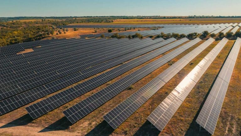 California construye un megaproyecto solar de 1150 MW con baterías para almacenar energía limpia