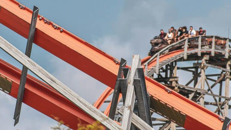 Six Flags instala paneles solares para cubrir el consumo eléctrico anual de dos parques en California 2 Six Flags instala paneles solares para cubrir el consumo eléctrico anual de dos parques en California